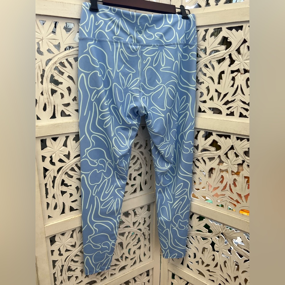 Brand new, NWOT Billabong A / DIV surf leggings. Color: blue floral print - Picture 6 of 8